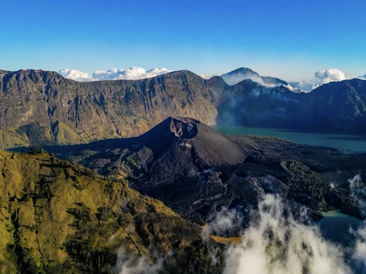 Gunung Rinjani hiking trail, Lombok Indonesia — drone footage by Kay Du
