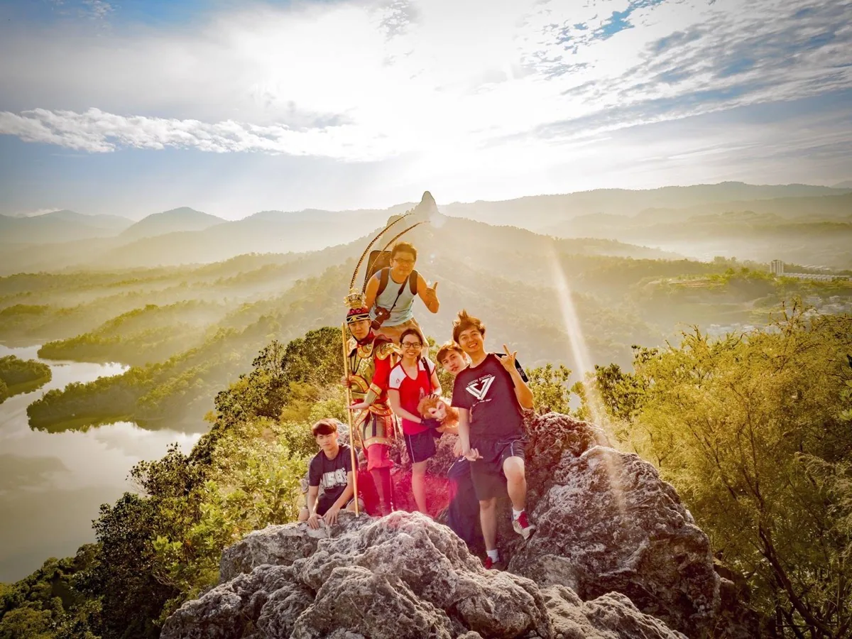 Group photo at Bukit Tabur West peak — the shoot that inspired Kay Du to start hiking